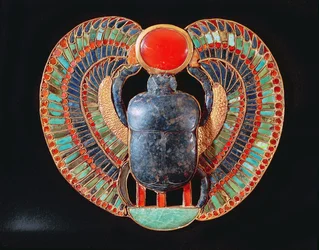 Pectoral de escarabajo, de la tumba de Tutankamón